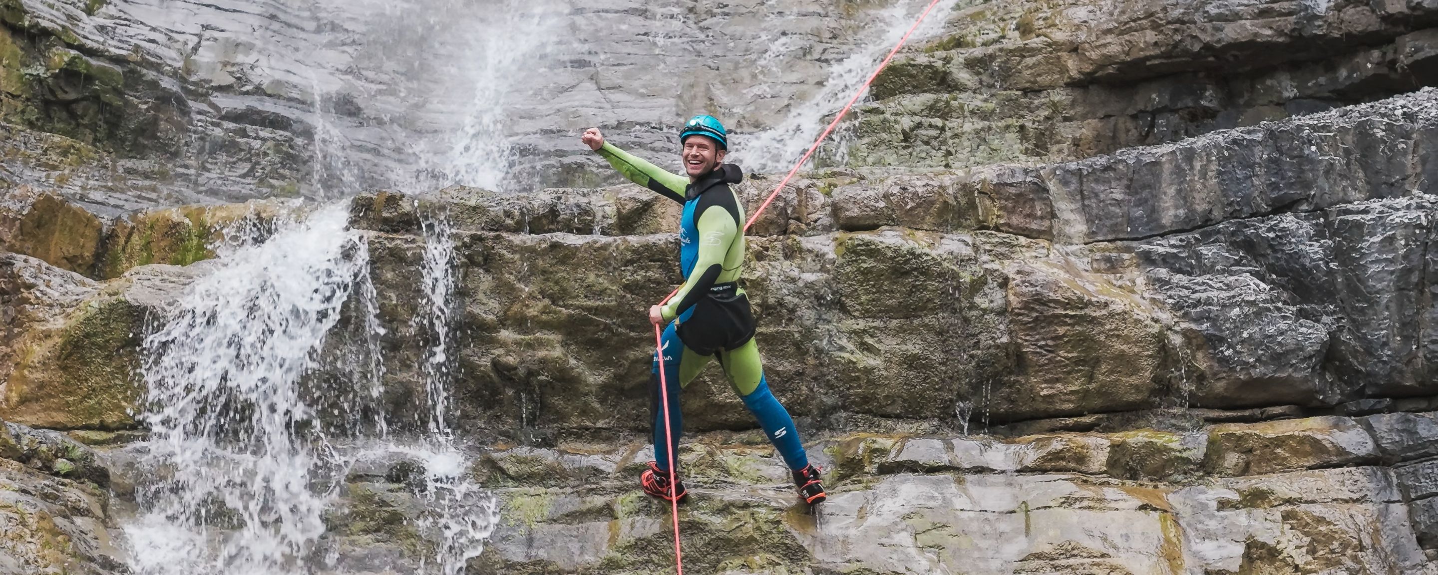 Escalando con una linterna frontal de Brennenstuhl