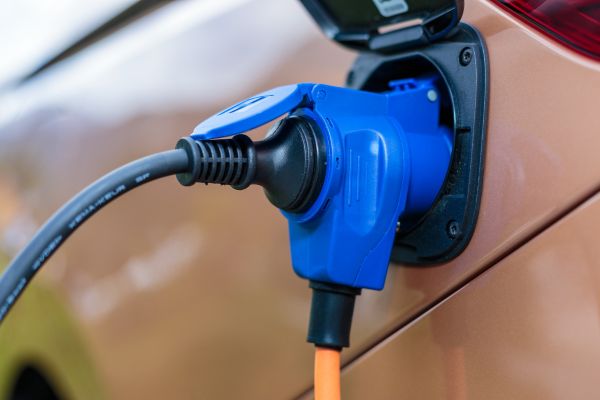 El acoplamiento CEE angular de este alargador de camping ofrece una toma de corriente adicional